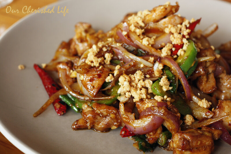 Stir-fried chicken with onions