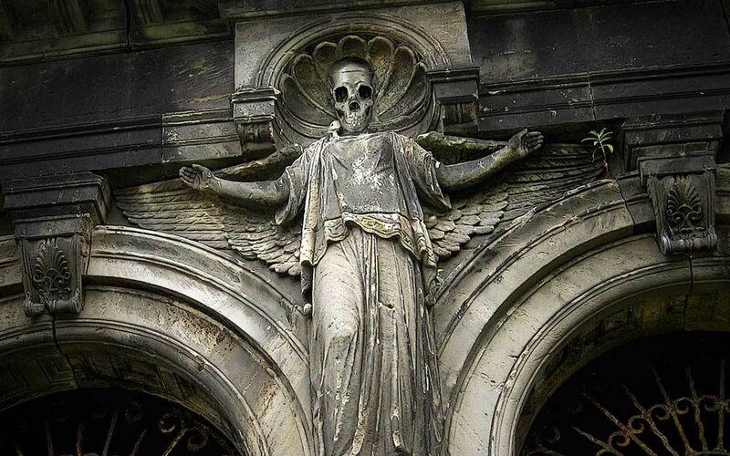 stone angel with skull head