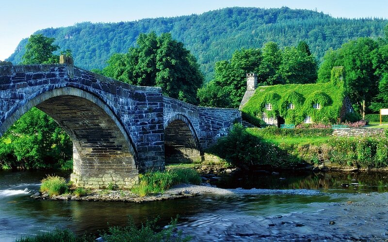Stone bridge over river in countryside