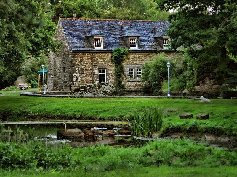 Stone Cottage in Garden — Green, Serene