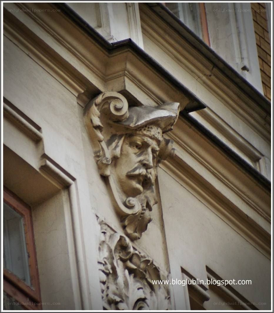stone face sculpture on building