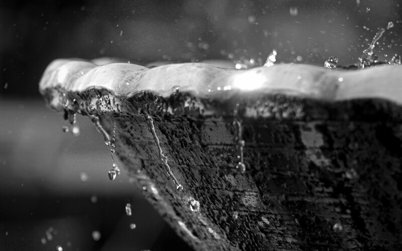 Stone Fountain Edge — Black, Dramatic