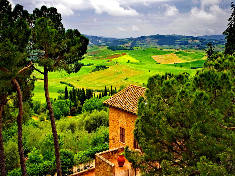 Stone House in Tuscany — Green, Serene