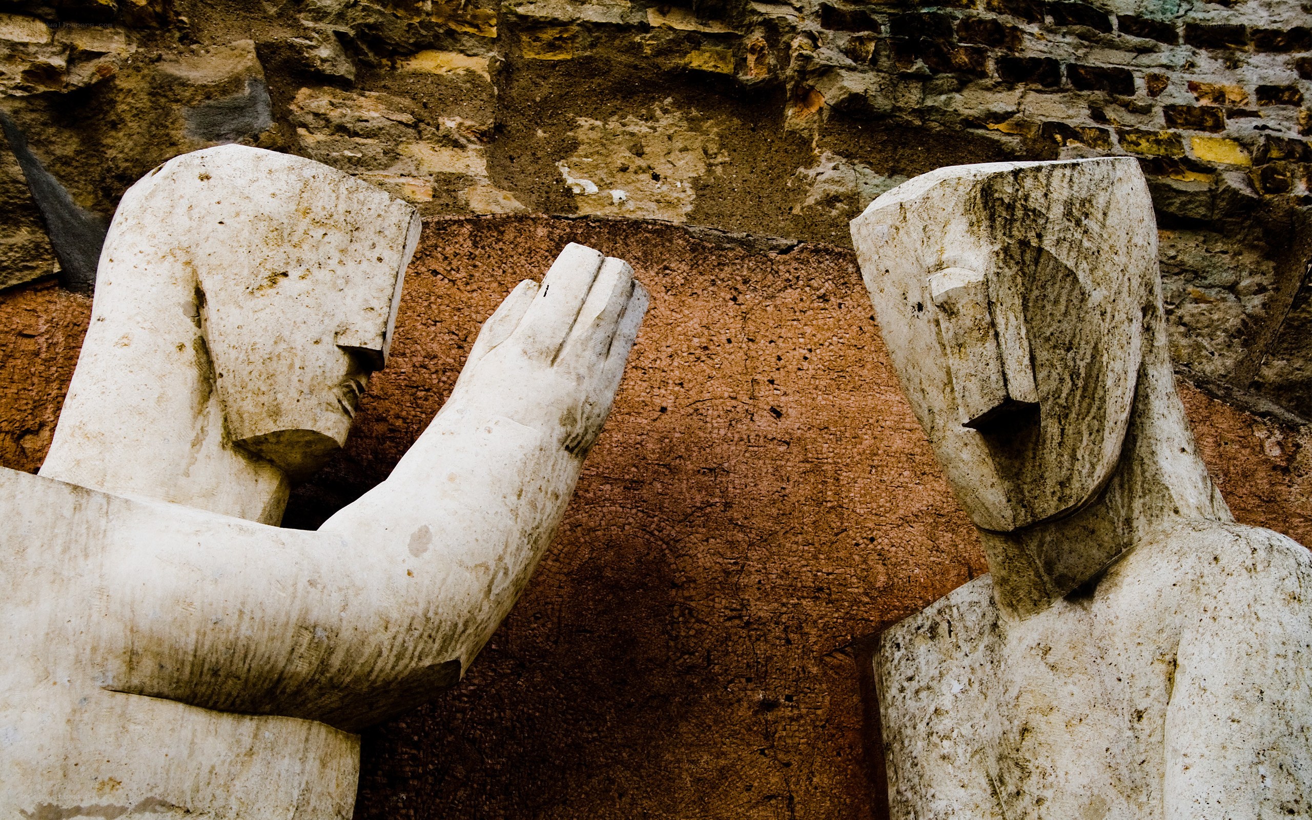 Stone statues in conversation