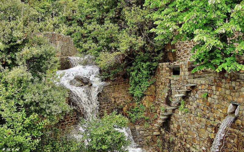 Stone Waterfall Structure — Green