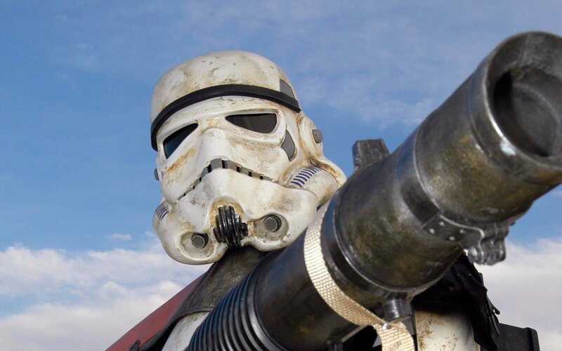 Stormtrooper with Blaster — White, Dramatic