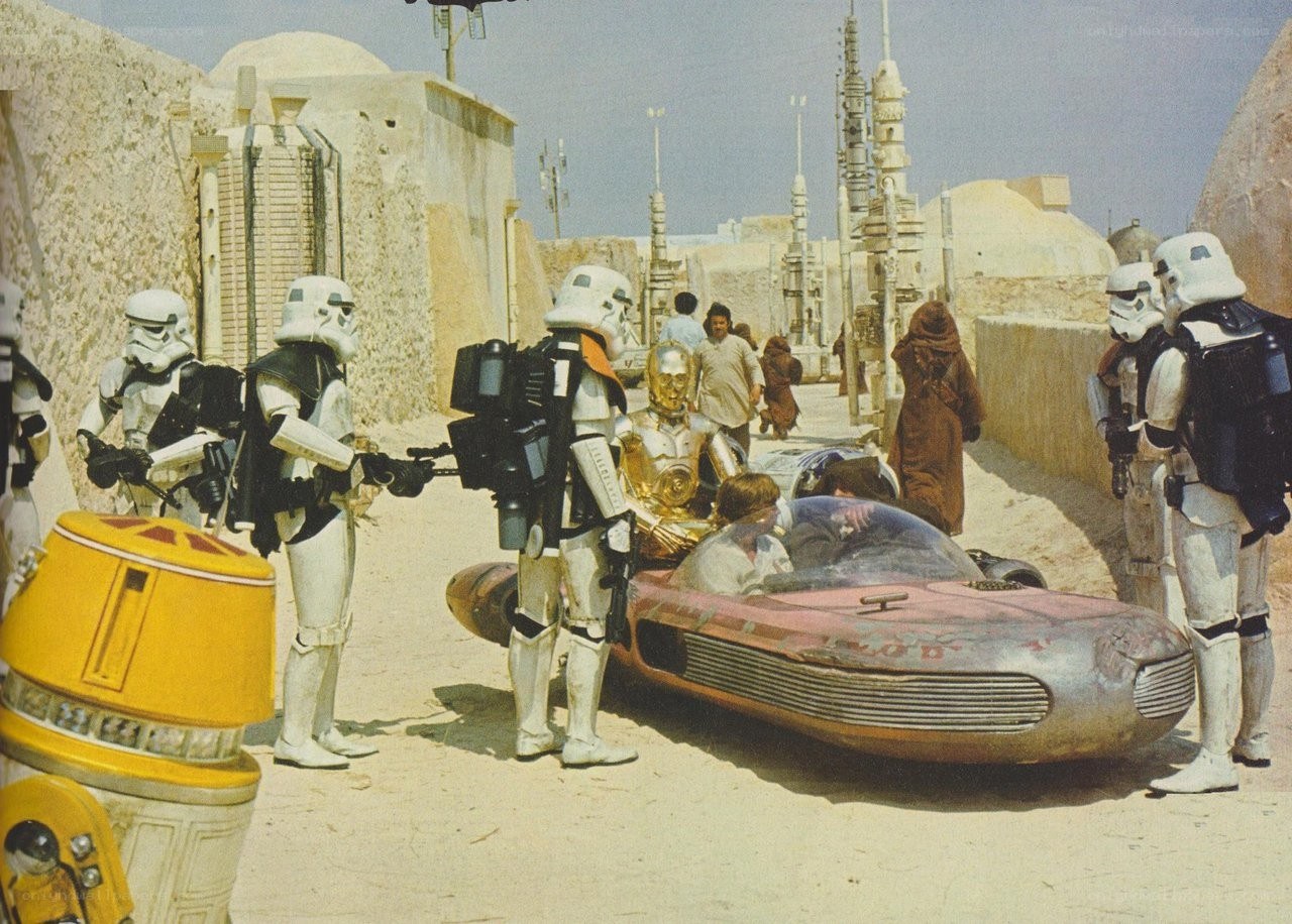 Stormtroopers and droids in Mos Eisley