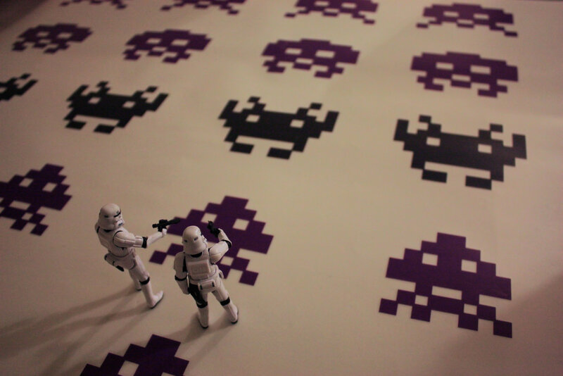 Stormtroopers vs pixel aliens