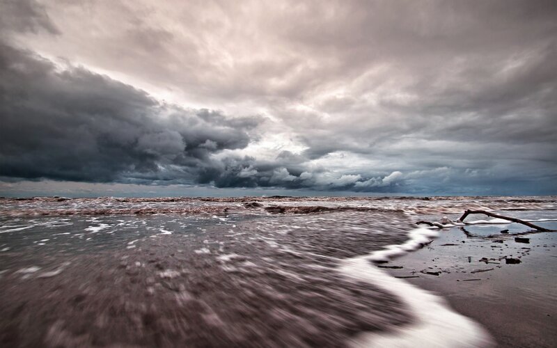 Stormy Ocean Waves — Gray, Dramatic, Photograph, Clouds, Driftwood