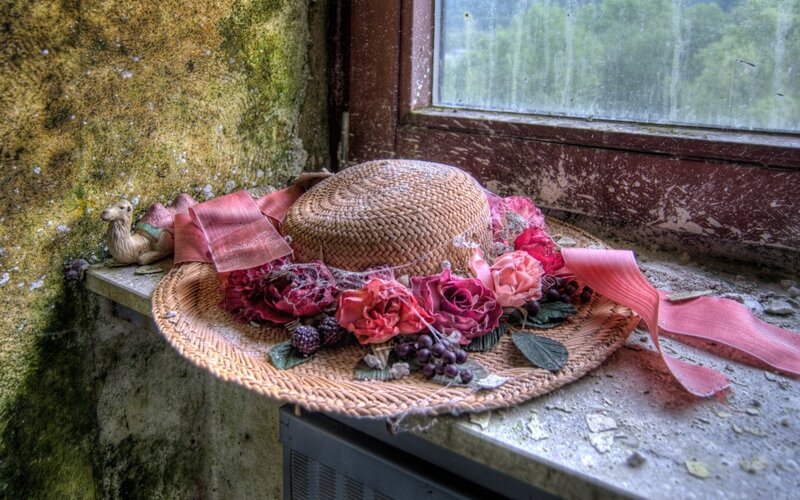 Straw Hat with Flowers — Brown, Decayed