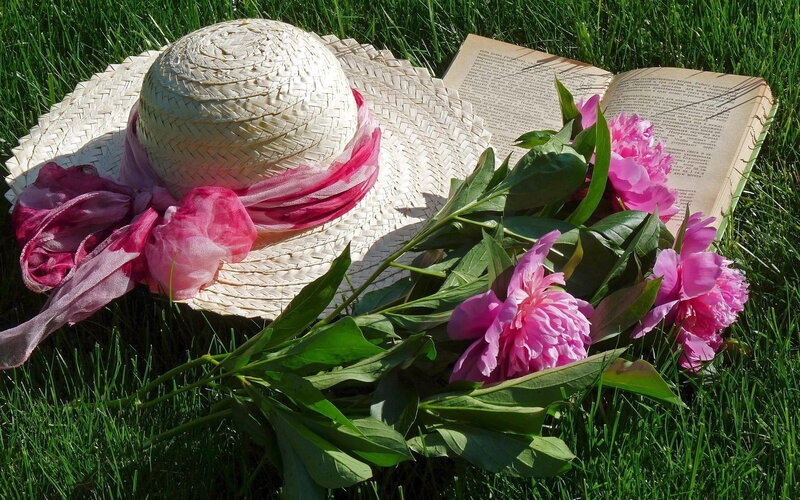 Straw Hat with Peonies — Green, Serene