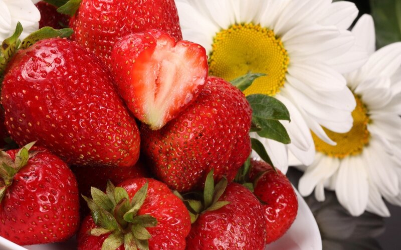 Strawberries and Daisies — Red, Fresh, Summer