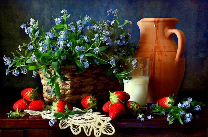 Strawberries and Flowers — Blue