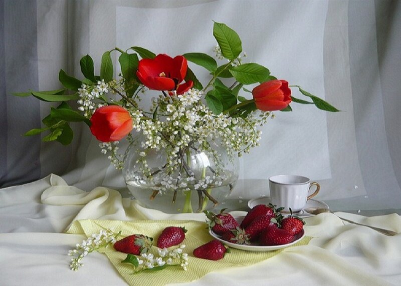 Strawberries and Flowers — Red, Serene