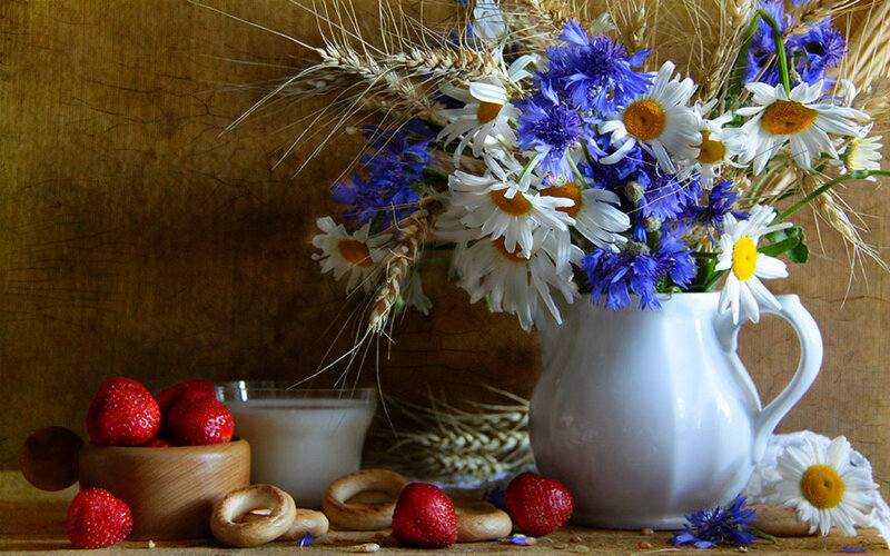 Strawberries and Flowers — White