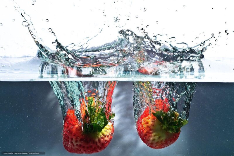 Strawberries Falling into Water — Red, Dynamic