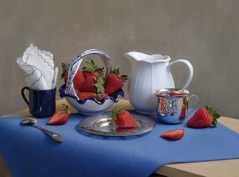 Strawberries in a Basket — Blue