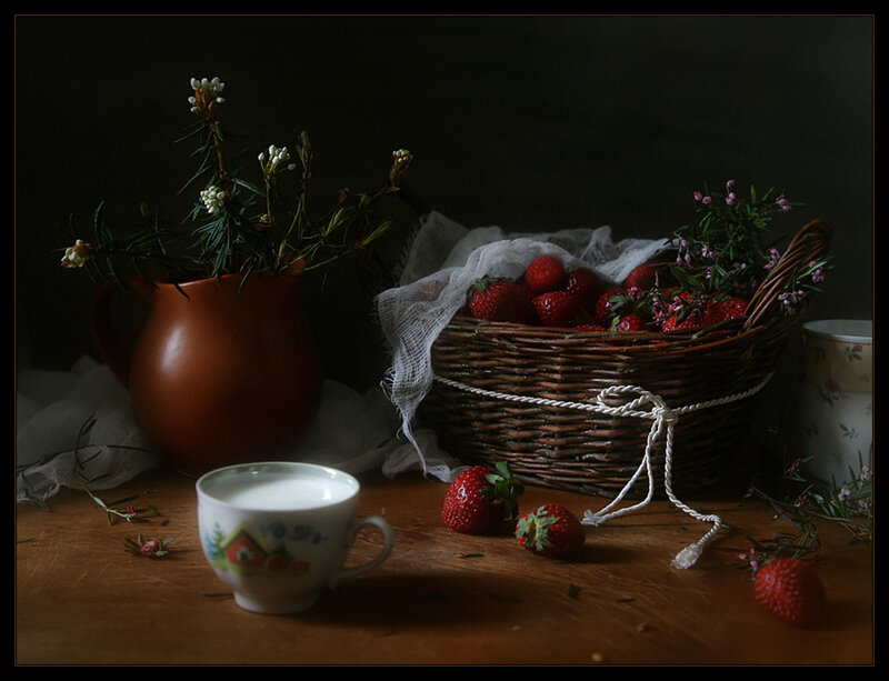 Strawberries in a Basket — Brown