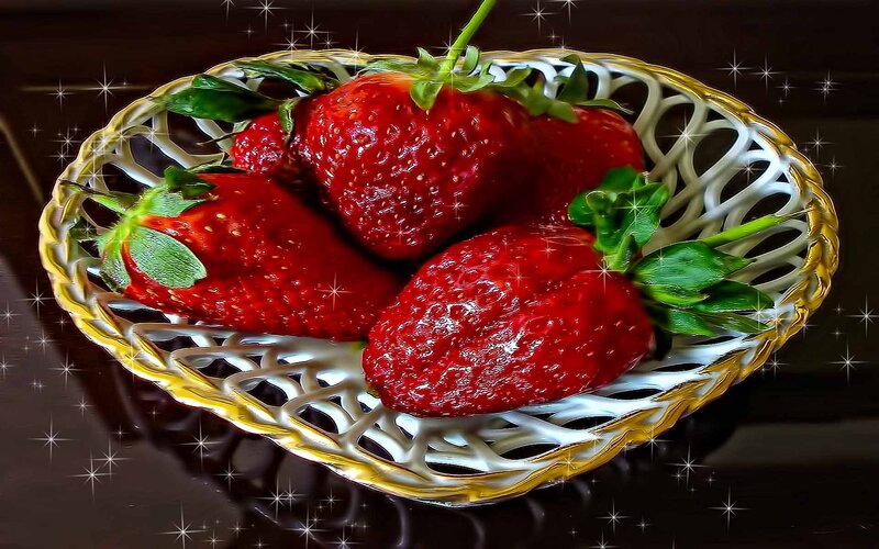 Strawberries in a Basket — Red