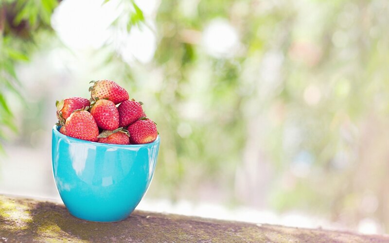 Strawberries in a Bowl — Blue