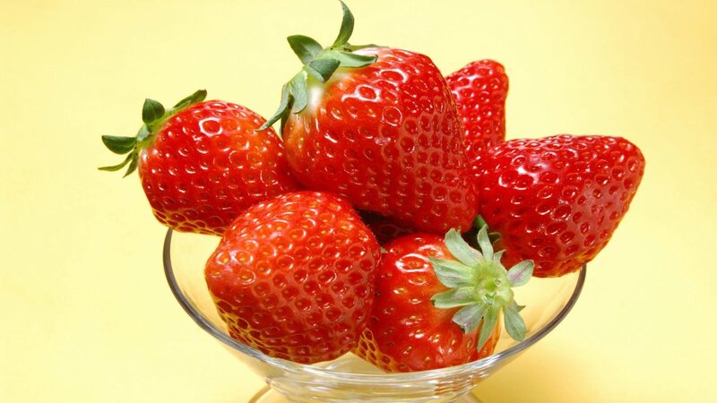 Strawberries in a Bowl — Red, Simple