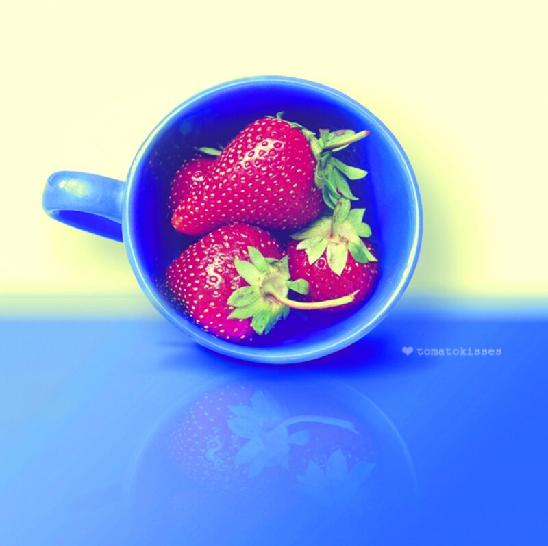 Strawberries in a Cup — Blue