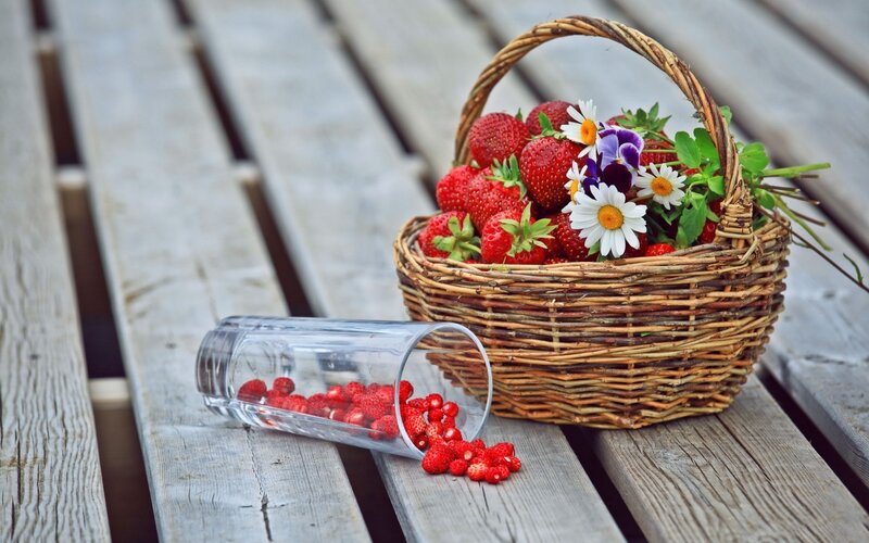Strawberries in Basket — Red, Serene