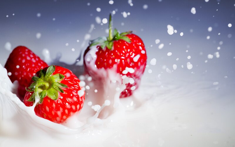 Strawberries in Milk — Red, Dynamic