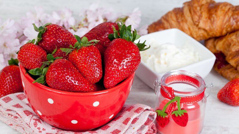 Strawberries in Red Bowl — Calm, Spring