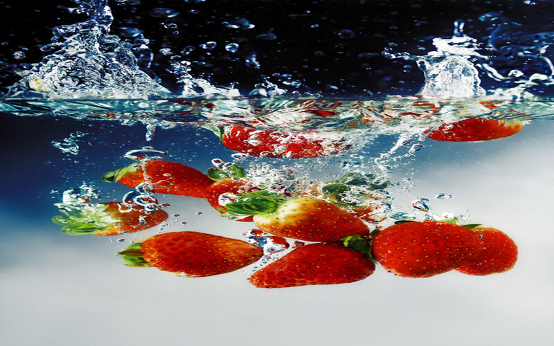 Strawberries in Water — Red, Dynamic