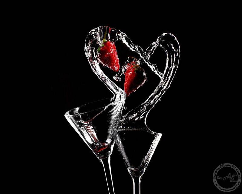 Strawberries in Water Splash — Black