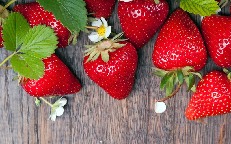 Strawberries on Wood — Red, Natural