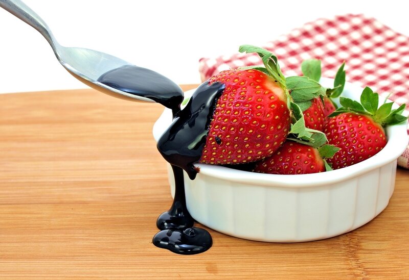 Strawberries with Chocolate Sauce — Red
