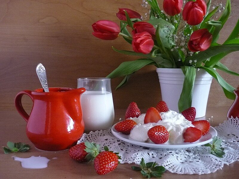 Strawberries with cream and flowers