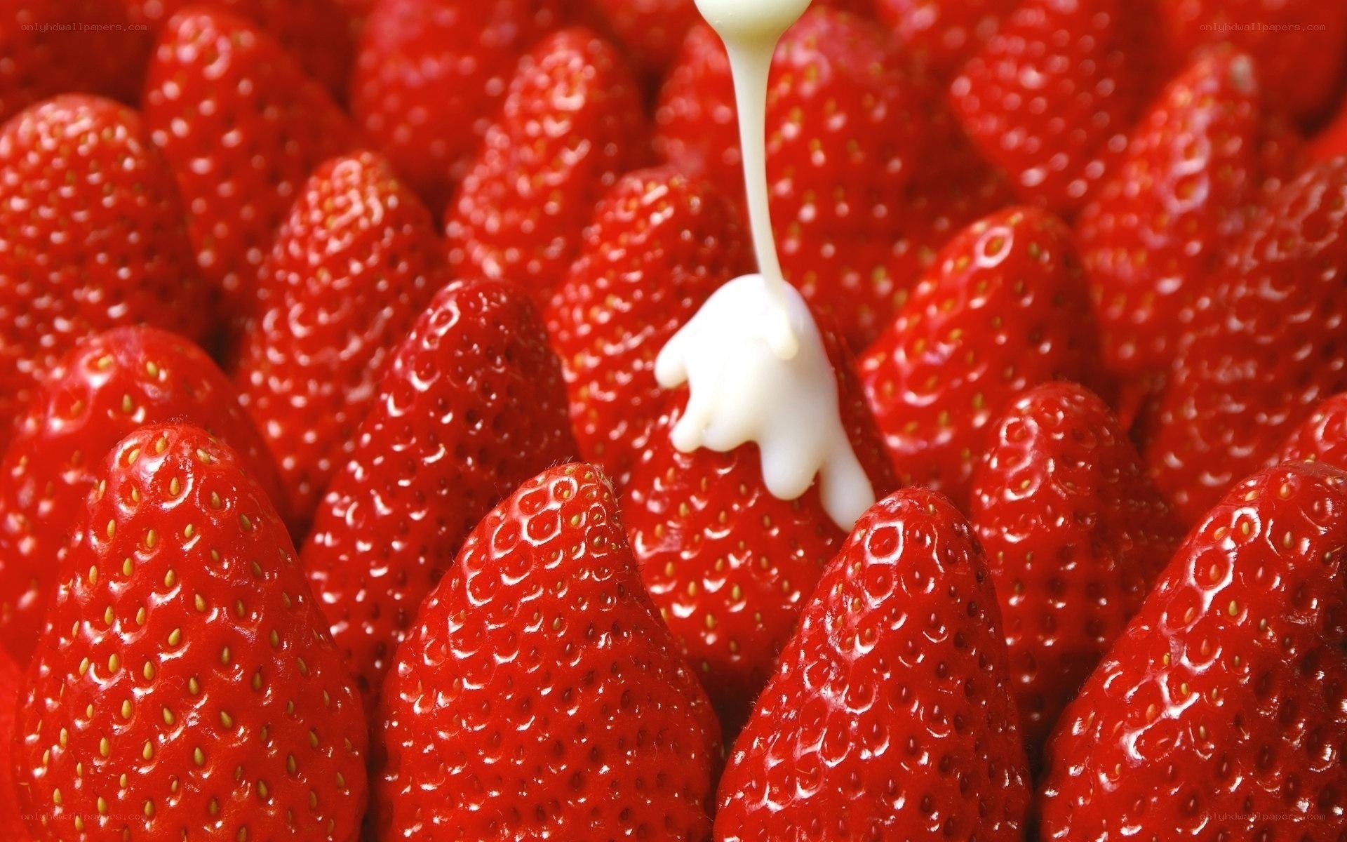 strawberries with white sauce