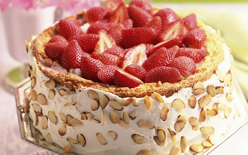 strawberry almond cake
