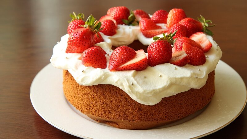 Strawberry Cake on Plate — Brown