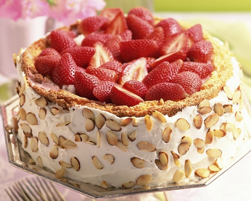 Strawberry Cake with Almonds