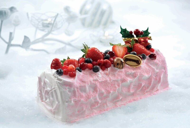 Strawberry Cake with Berries — Pink
