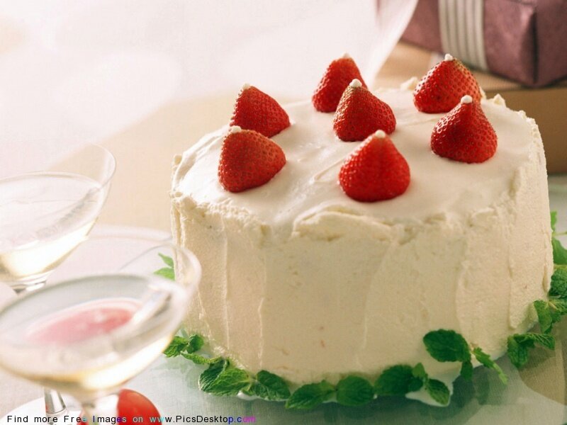 Strawberry cake with cream