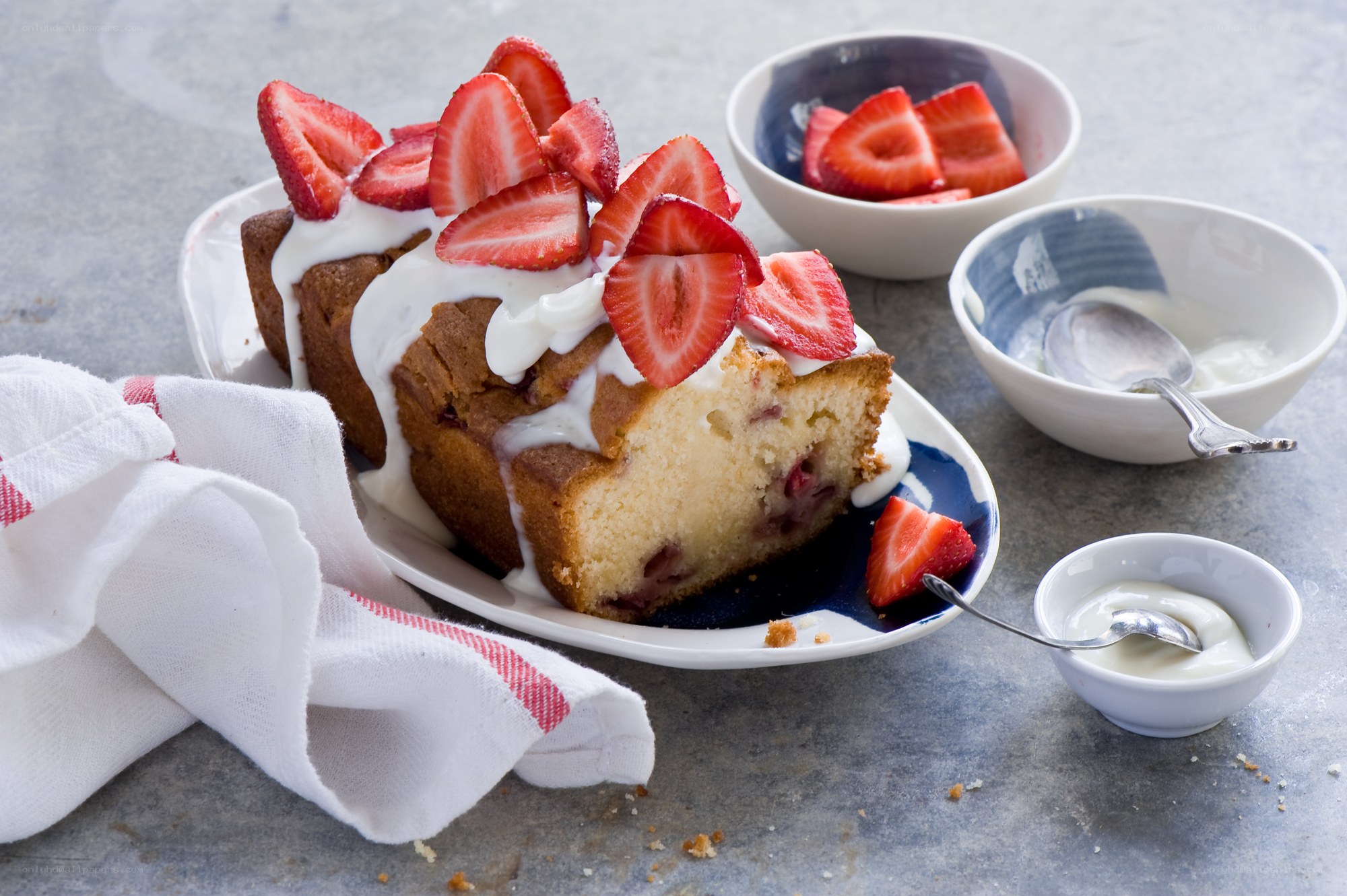 Strawberry cake with cream
