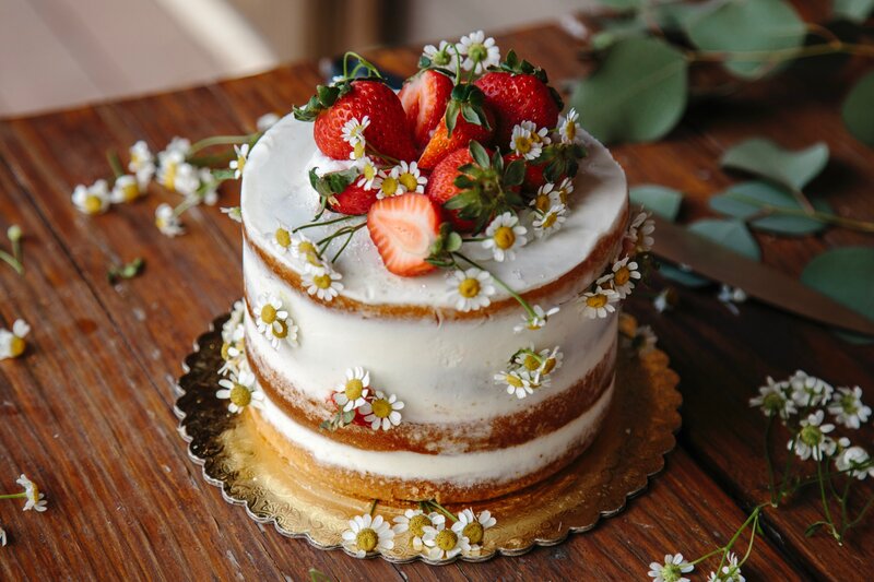 Strawberry Cake with Daisies