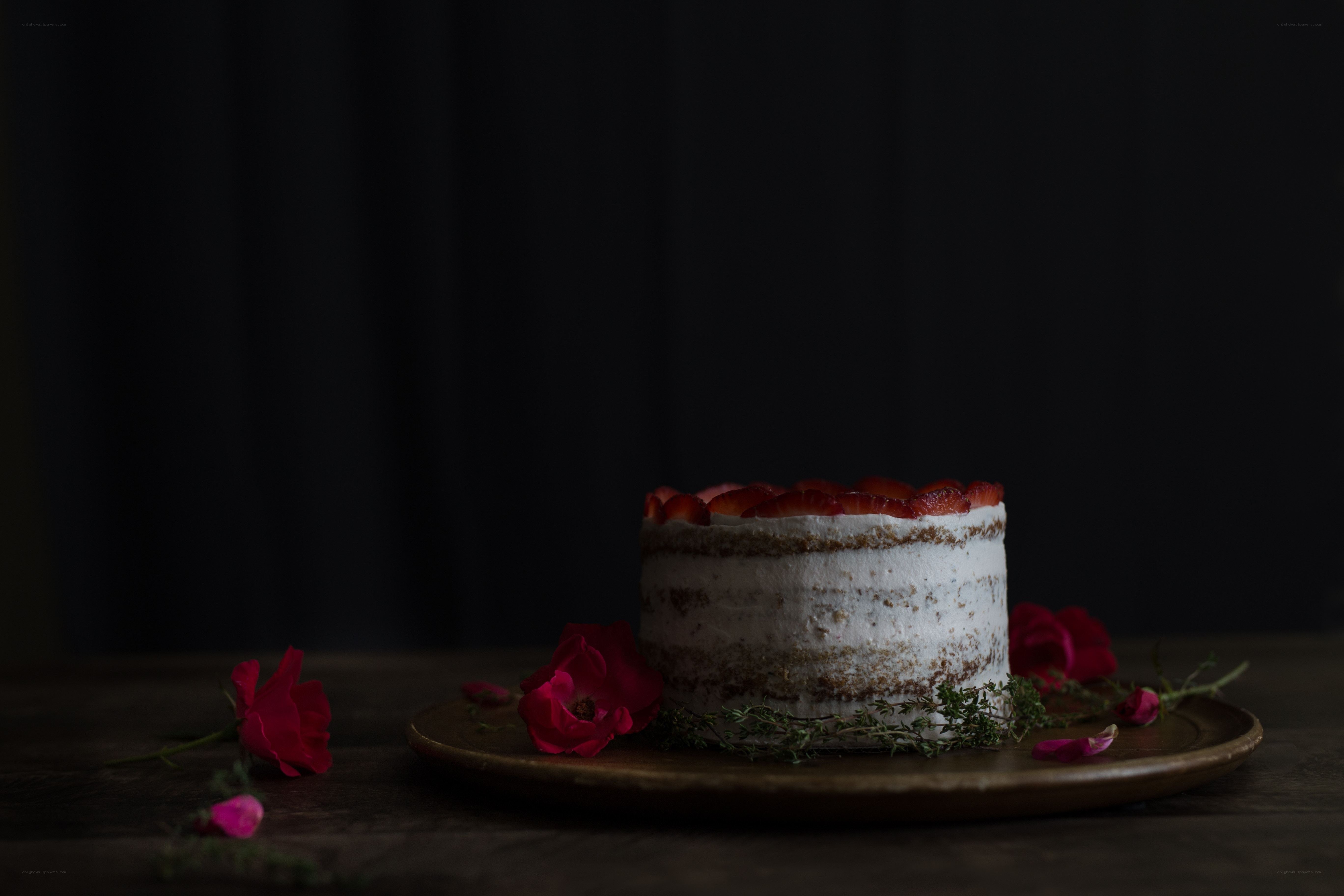 Strawberry cake with flowers