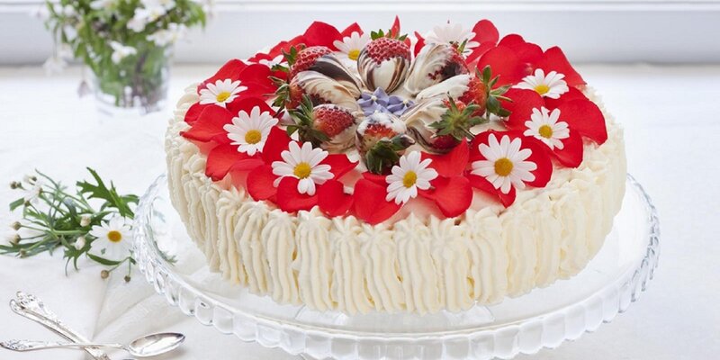 Strawberry Cake with Flowers — White