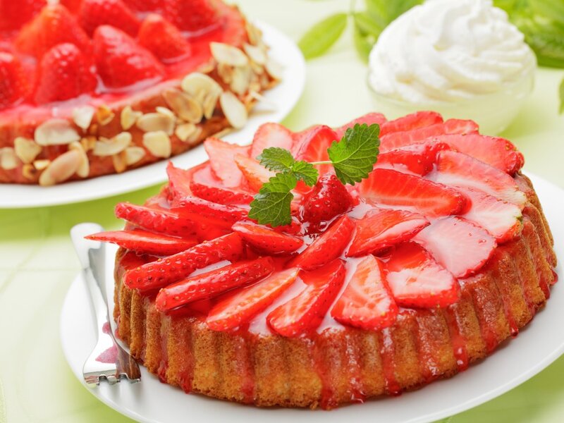 Strawberry Cake with Mint — Red, Fresh