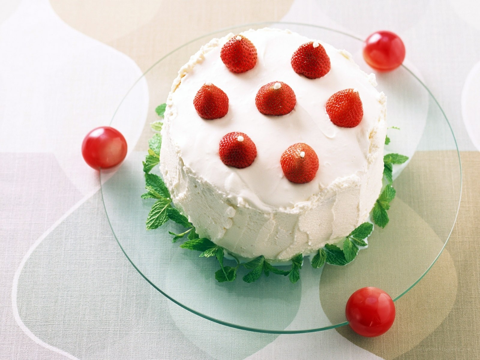 strawberry cake with mint