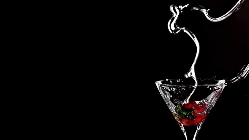 strawberry cocktail pouring
