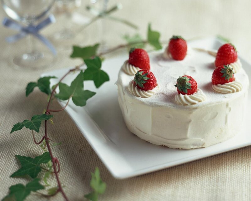 Strawberry Cream Cake — White, Calm