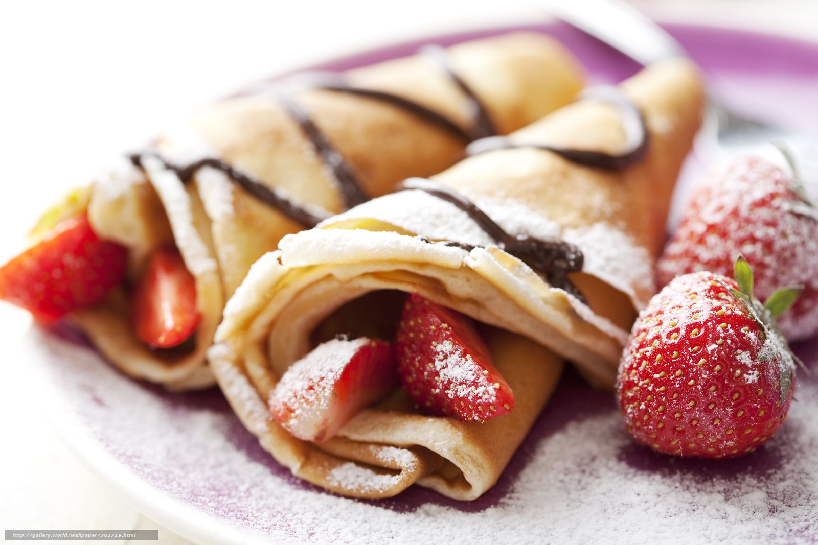 strawberry crepes with chocolate