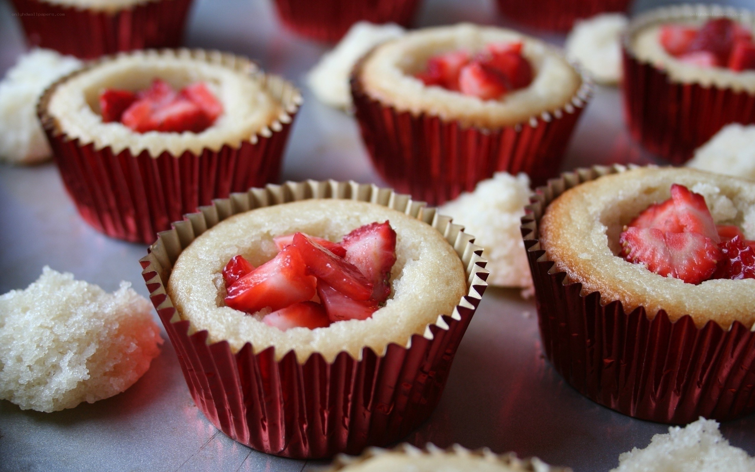 strawberry cupcakes with filling